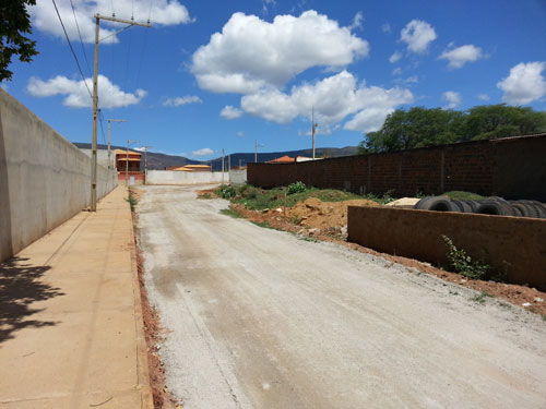 Cansados de esperarem pela prefeitura, moradores realizaram melhorias em ruas por conta própria