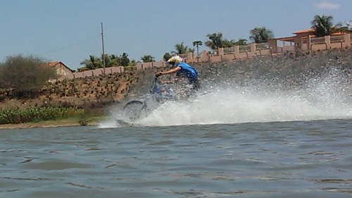 Maetinguense adapta moto para rodar tanto na terra, quanto na água, e atrai atenção da população