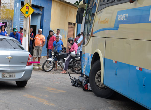 Ônibus da Novo Horizonte passa por cima de moto no centro