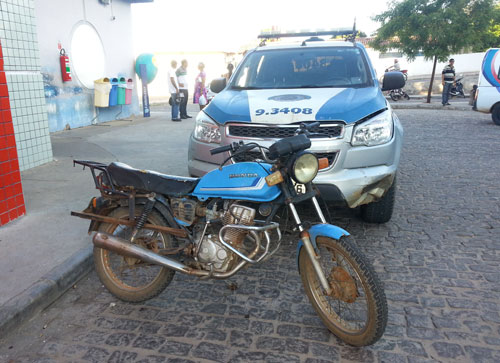 Menores tentam fugir da polícia com moto roubada, dão de cara contra um muro e vão parar no hospital