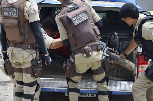 Polícia encontra moto roubada escondida em estação de tratamento de esgoto da Embasa