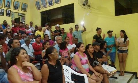 Descontentes com perseguição da oposição ao atual prefeito de Malhada de Pedras, populares comparecem à câmara e sessão é suspensa