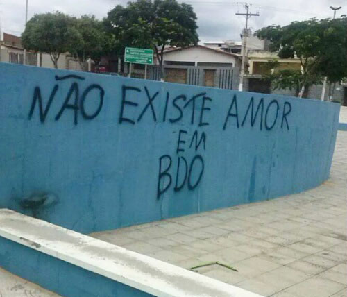 'Não existe amor em Brumado', a frase pichada em uma praça tem atraído a atenção de transeuntes