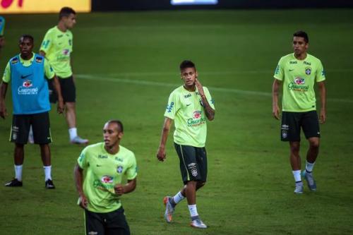 Neymar vai jogar contra Honduras, último teste antes da Copa América