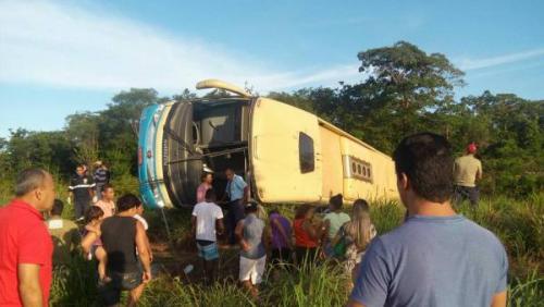 Ônibus da Novo Horizonte tomba na Ba - 447; quatro pessoas ficaram feridas
