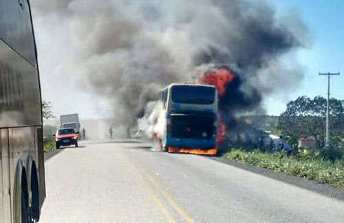 Pela terceira vez ônibus da Novo Horizonte pega fogo durante viagem