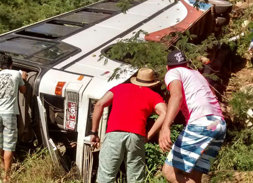 Ônibus de turismo tomba com vários passageiros na Serra de Rio de Contas