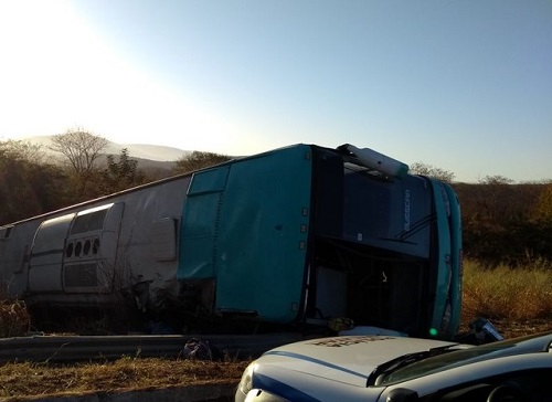 Acidente com ônibus deixa oito mortos e 27 feridos na BR-251, diz Samu