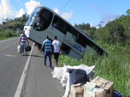 Itabuna: Ônibus de turismo cai em ribanceira na BR-101; ninguém ficou ferido