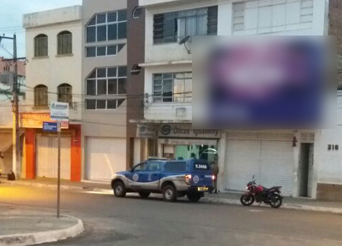 Vândalos apedrejam porta de vidro de ótica em Brumado