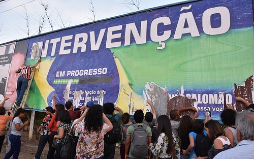 Outdoor de vereador que defende intervenção militar no Brasil é rasgado por estudantes em Conquista e político rebate: ‘Criminosos’