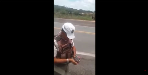 PM é filmado cobrando 'pedágio' em estrada da Bahia; assista