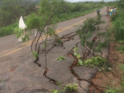 Asfalto cede e parte da BA - 142, trecho entre Tanhaçu/Ituaçu fica interditada