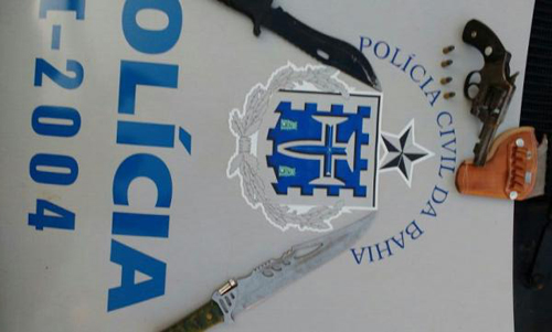 Revólver e outros objetos são apreendidos em casa de suspeito de roubar joalheria em Brumado