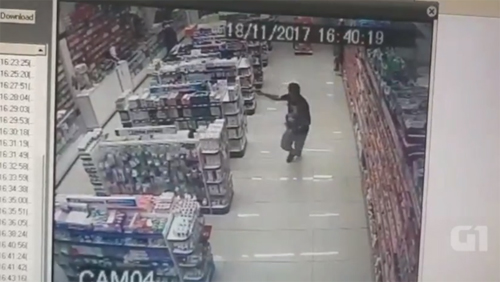 Com filho no colo, PM de folga reage a assalto e mata ladrões em farmácia