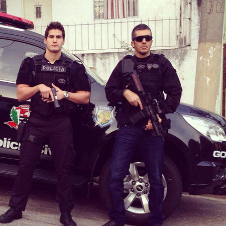 Foto de policiais bonitões causa alvoroço nas redes sociais: