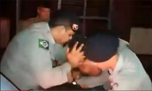 POLICIAIS EXPULSAM DEMÔNIO DE BANDIDO EM GOIÂNIA ; veja o vídeo