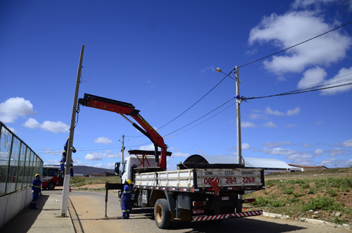 Postes que estavam de forma irregulares em via do Jardim de Aláh são retirados pela Coelba