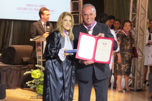 Prefeito de Brumado é condecorado com a Comenda Coqueijo Costa do TRT-BA