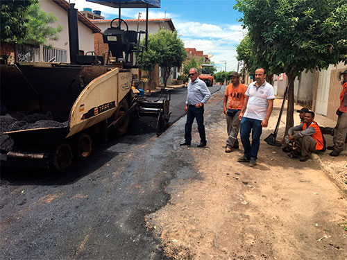 Prefeito Aguiberto acompanha de perto a recuperação das ruas do Bairro Baraúnas e exige qualidade dos serviços