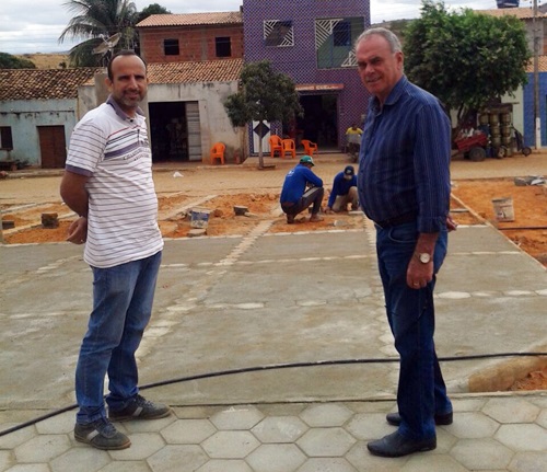 Prefeito Aguiberto visita novamente as obras da nova Praça de Cristalândia