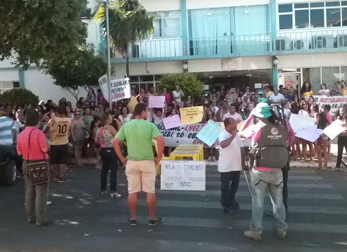 Dia do Funcionário Público é comemorado por servidores na frente da prefeitura de Brumado