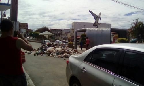 Em Protesto por salários atrasados, funcionários jogam lixo em frente à prefeitura de Anagé