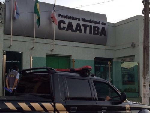 PF cumpre mandados de busca em casa de prefeito de Caatiba