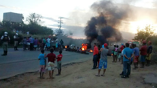 Devido a falta D´água populares fecham rodovia em Conquista 