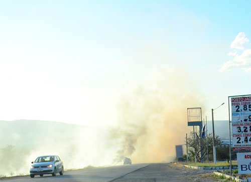 Queimadas à beira da BA – 262 em Brumado têm provocado riscos de acidentes