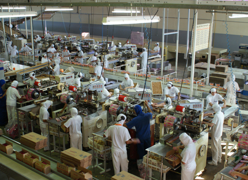 Produção da indústria cai pelo segundo mês seguido, diz IBGE