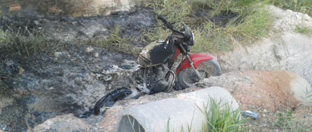 Depois escapar da morte homem tem moto queimada por bandidos no alto Alto México em Barra da Estiva