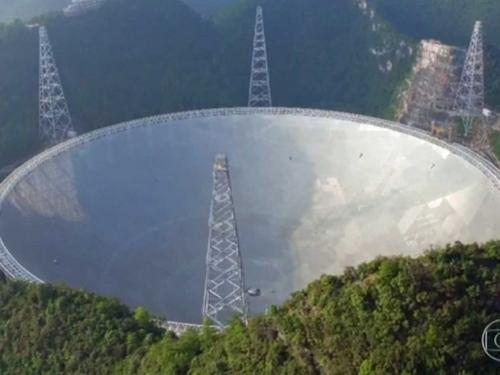 China inaugura maior radiotelescópio do mundo que buscará vida extraterrestre
