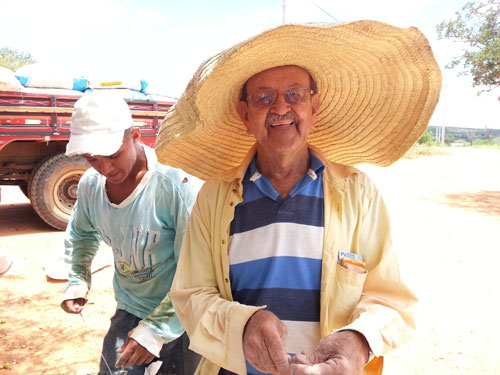 Pai de vereador brumadense aos 77 ainda trabalhando no comércio do Umbu é admirado por lavradores aracatuenses