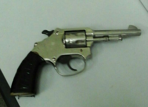 Revólver prateado é apreendido pela polícia após homem ser atingido por disparo acidental