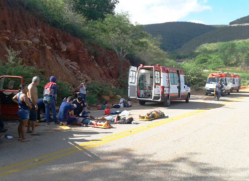 Caminhonete com doze trabalhadores rurais tomba na BA – 148, em Rio de Contas