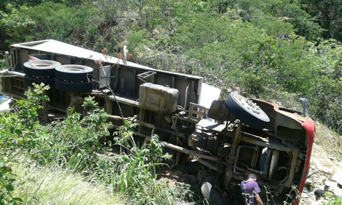 Caminhão com carga de frango para Cesta do Povo tomba na Serra das Almas