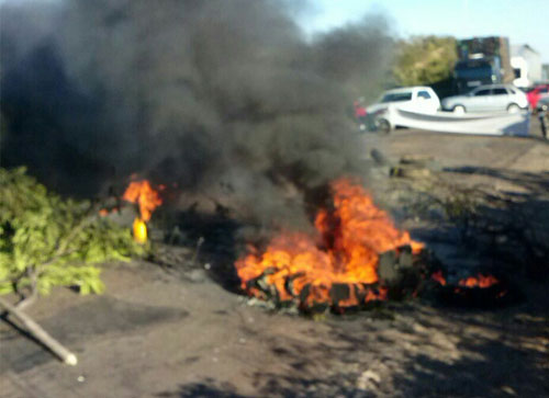 BR - 430 é bloqueada por manifestantes que reivindicam a recuperação da rodovia
