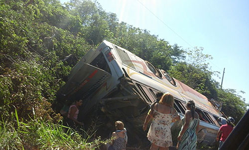 Ônibus com romeiros tomba na curva da condonga, entre Caetité e Brumado