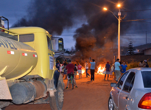 Moradores da Rua Israel Dias voltam a protestarem, desta vez para que o calçamento reinicie