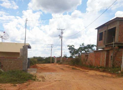 ‘Tem gente que paga Carro Pipa; Há mais de 10 anos sem água encanada na rua’ diz morador.