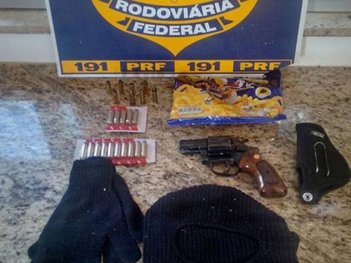 Jovem é preso com arma dentro  de pacote de salgadinho em Vitoria da Conquista