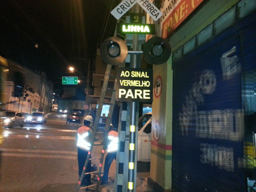 Já está em funcionamento as novas sinalizações ferroviárias na passagem de nível da Coronel Santos