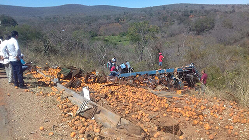 Caminhão carregado de frutas tomba na BR - 030, Trecho entre Brumado a Caetité