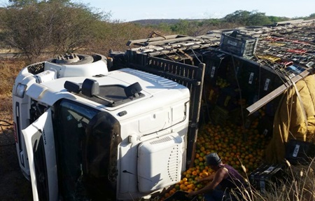 Caminhão cai em ribanceira na Ba-148 entre Livramento e Rio de Contas 