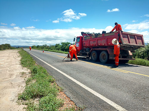 Trecho entre Sussuarana e Tanhaçu recebe operação tapa - buracos
