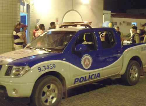 Jovem é recebido a tiros ao descer de ônibus no Bairro Malhada Branca
