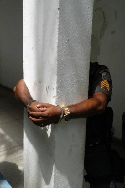 Sargento é preso após se algemar em pilastra por protesto contra escala de fim de ano