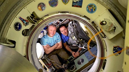 Astronautas chegam à Terra após 200 dias em estação espacial