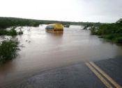 Ônibus escolar é levado em enchente de rio em Rafael Jambeiro